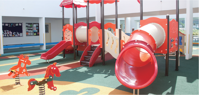 教室はもちろん、園庭遊具・教室の玩具もまるごとコーティング。